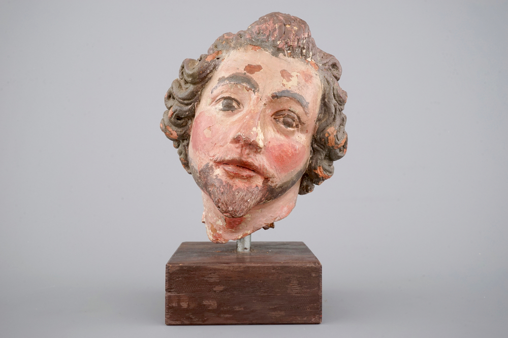 Een beschilderd terra cotta hoofd van een heilige, wellicht Duits, 18e eeuw